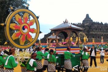 Ribuan Umat Buddha Lakukan Prosesi Waisak Mendut-Borobudur