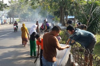 Ajak Peduli Lingkungan, Ratusan PKL Kerja Bakti