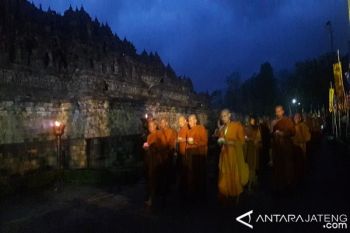 Umat Buddha Detik-detik Waisak di Borobudur 