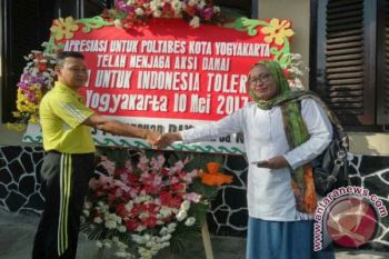 Perempuan DIY beri karangan bunga Polresta Yogyakarta 