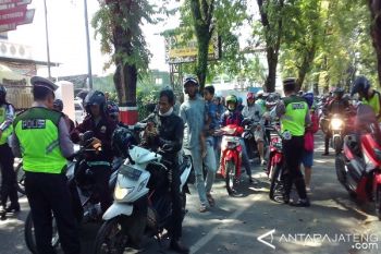Pesepeda motor pakai ponsel bakal ditindak