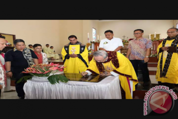 Uskup Manado Tahbiskan Gereja Katolik Sonder