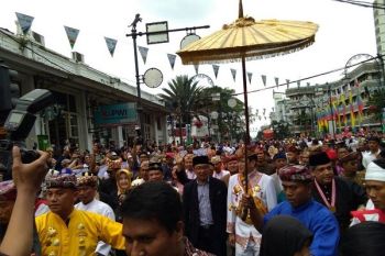 Ribuan Orang  Padati Jalan Asia-afrika