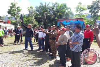 Polres Pasaman Barat Bantu Masyarakat Basmi Hama Babi