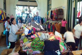 PN Kudus Kosongkan Paksa Toko Busana "Omah Mode" 