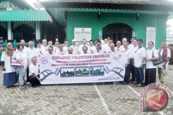 Jelang Ramadan, Telkom Bersihkan Masjid Sultan Suriansyah