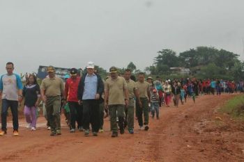 Satgas 310/KK gelar jalan sehat bersama masyarakat