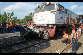 Ka Argo Bromo Tabrak Pikap di Blora 