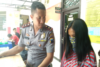 Polisi Amankan Seorang Wanita Jual Minuman Beralkohol