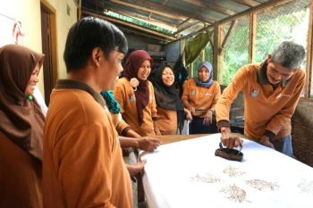 21 Perajin Batik Kampung Laut Belajar ke Yogyakarta 