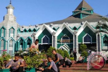 Personel Polda Sulsel bersihkan Masjid Al Markaz