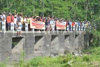Warga Tolak Penambangan Pasir dengan Alat Berat 