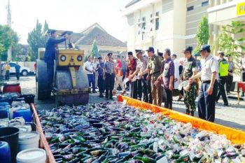 Polres Batang Musnahkan 2.000 Botol Minuman Beralkohol