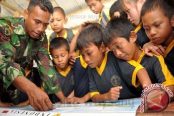 TNI Mengajar Siswa SD Perbatasan Dengan Mendongeng 