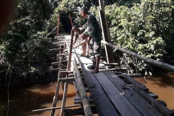 TNI bersama warga perbaiki jembatan Kampung Muare Mimika