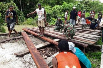 Polri-TNI perbaiki jembatan kampung di Sarmi