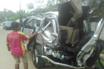 Kereta tabrak mobil, dua orang tewas