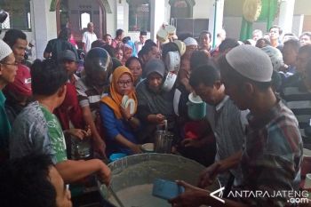 Ratusan Orang Antusias Antre Takjil Bubur Samin