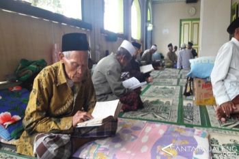 Ratusan Lansia Jadi Santri Pondok Sepuh Payaman