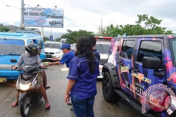 Nasdem Sulteng Bagikan 1000 Takjil Kepada Masyarakat Palu