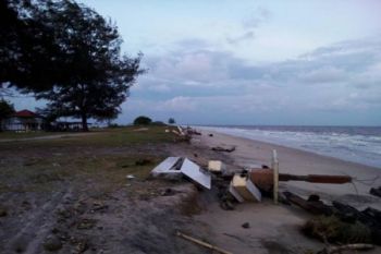 Wisatawan Prihatin Abrasi Pantai Ujung Pandaran Kotim