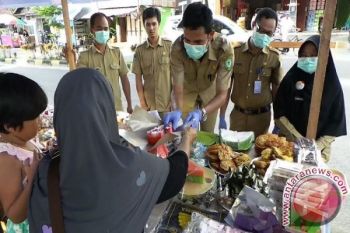 Tim Kesehatan Periksa Sampel Kuliner di Sampit