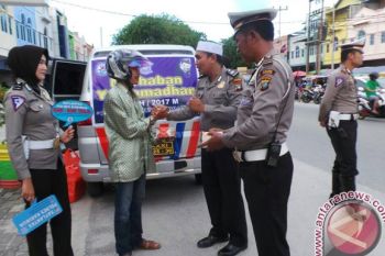 Satlantas Polres Karimun Bagikan Takjil kepada Pengendara