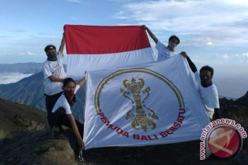 PBB Kibarkan Merah Putih Puncak Gunung Agung