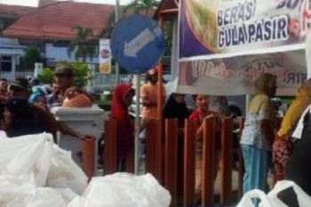 Pasar Murah Bulog Diserbu Warga Pekanbaru
