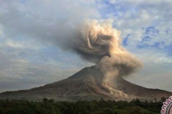 Sinabung Meletus, Semburkan Material Setinggi Empat Kilometer