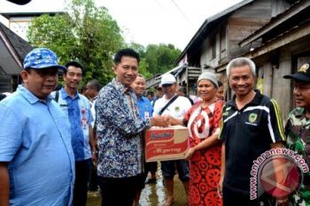 Bupati Barut Serahkan Bantuan Korban Banjir Lahei