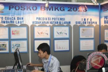 Belasan pesawat tunda terbang akibat cuaca buruk