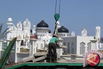 Bupati Serahkan Bantuan Kelanjutan Pembangunan Masjid 