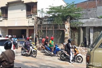 Dua Pekerja Tewas Tertimbun Bangunan Roboh di Solo 