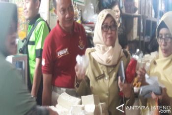 Sidak ke Pasar Tradisional, Tim Pengawasan Ambil Sampel Makanan 