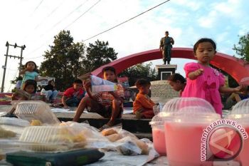 Eko Prasetyo Jadikan Tugu Ryacudu Taman Baca Saat "Ngabuburit"