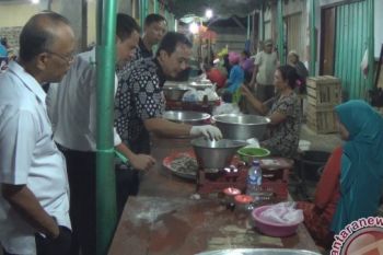 Petugas Disperindagkop Jembrana Bina Pedagang Jembrana Curangi Timbangan