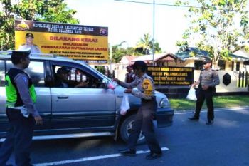 Polsek Bukit Batu Bagikan 150 Takjil