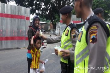Polisi Temanggung Patroli Sambil Bagikan Takjil 
