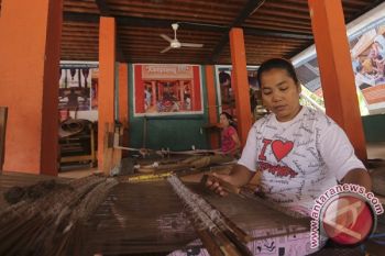 Warga Inggris minati kain tenun Indonesia