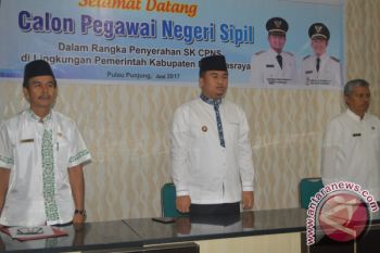 Serahkan 95 SK- Bupati Bermohon Kepada para Dokter dan Bidan Bekerja Profesional
