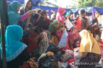 Puluhan Warga Banyumas Borong Pakaian Pantas Pakai