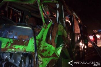 Minibus Berpenumpang Belasan Santri Masuk Jurang 