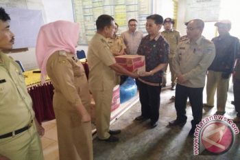 Anggota DPD Bantu Korban Bencana Alam Konsel 