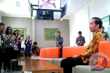 Presiden Jokowi sambangi ruang wartawan Istana Kepresidenan