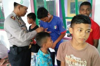 Kapolres Biak Numfor berbagi rezeki dengan santri Ponpes Hidayatullah
