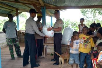 Polisi Merauke bagi bahan makanan pokok kepada warga lansia 