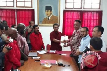 PDI-P Papua terima berkas pendaftaran Paulus Waterpauw 