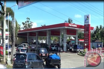 Kendaraan Antre Beli Premium di Pasaman Barat