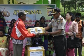 Polres Jayawijaya berbagi rezeki dengan anak yatim piatu